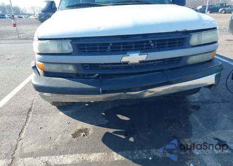 2000 Chevrolet Silverado 1500 from USA, damaged, VIN 1GCEC14V3YE355042